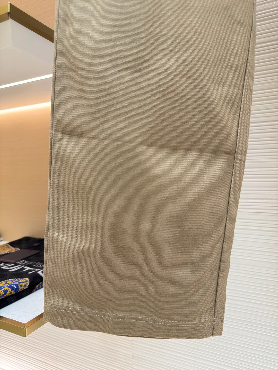 LOUIS VUITTON slub martin trousers ●Authentic product: purchased and developed for 10800 ●Item number: 1680309-B50 ●Fabric: small martin yarn-dyed fabric ●Technology: made on positioning cutting machine ●Version: fitted version ●Weight: about 560 grams ●Size: 44-46-48-50 ●Description: The fabric is made of Little Martin yarn-dyed fabric, the warp and weft yarns are 7s+7s double-twisted, the fabric is made of long lathe dyeing process, the color of the bulk fabric is custom-dyed, the small jacquard fabric for the collar is custom-woven, the back pockets are made of domestic high-speed machines, mercerized tatami The embroidery method is matched with rayon twill satin lining. The back square leather tag is made of two-layer cowhide and pressed with an embossed mold. The I-shaped buckle and rivets are made of antique gold-plated bases. The interior is inlaid with polished high-gloss mother-of-pearl. The shells are laser-engraved with letter patterns. The overall routing is straight and delicate, the fabric is comfortable and soft, the color is consistent and there is no color difference, it can be matched with the same style to create a fashionable look, and can be used in various occasions, customized accessories, complete with three standards, the same style for men and women!